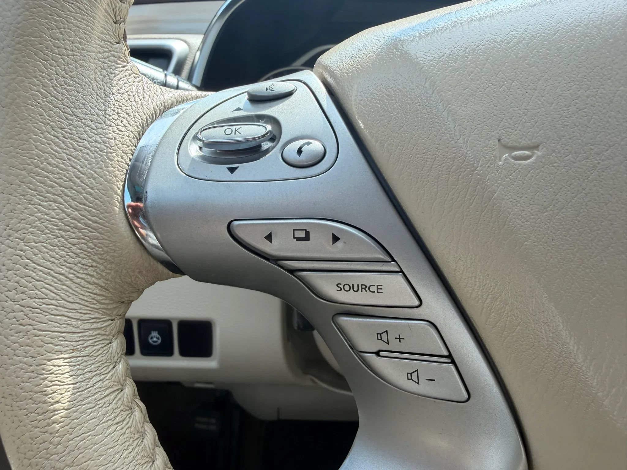 Used 2015 Nissan Murano Platinum w/ Platinum Technology Package FWD image 12