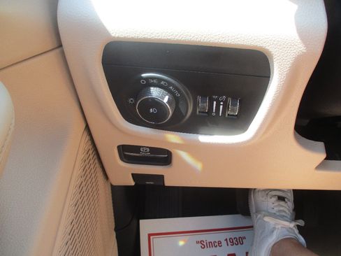Used 2023 Jeep Grand Cherokee Limited AWD/4WD image 14