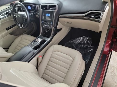 Used 2017 Ford Fusion SE w/ Fusion SE Technology Package FWD image 19