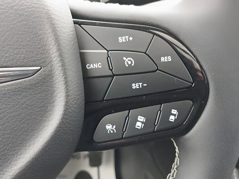 Used 2024 Chrysler Pacifica Premium FWD image 19