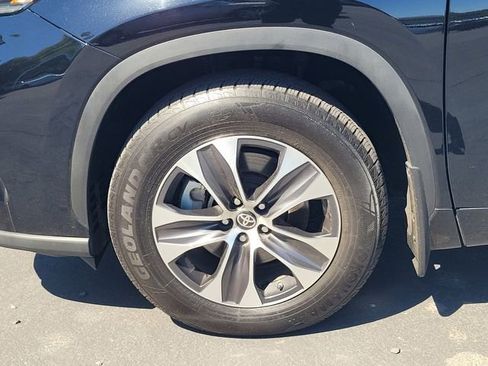 Certified 2021 Toyota Highlander XLE AWD/4WD image 11