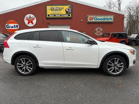 Used 2018 Volvo V60 T5 Cross Country w/ Convenience Package image 2