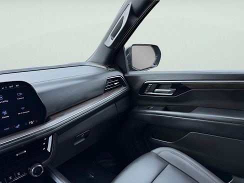 Used 2025 Chevrolet Suburban Z71 image 30