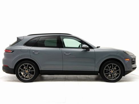 Used 2025 Porsche Cayenne image 33