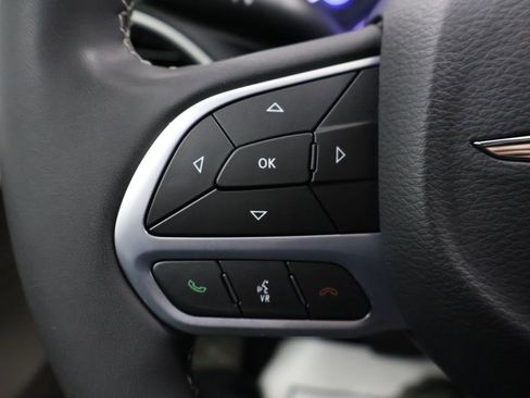 Used 2023 Chrysler Pacifica Touring-L image 32