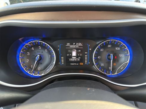 Used 2017 Chrysler Pacifica Touring-L image 12