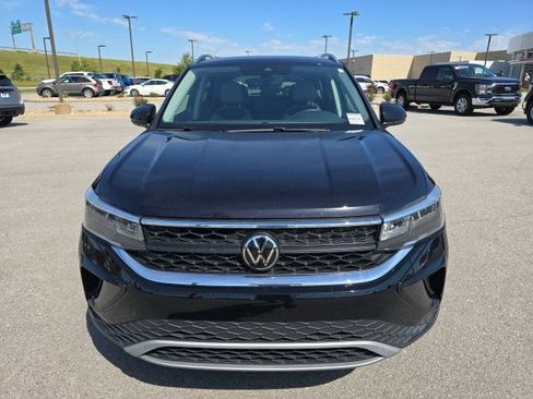 Used 2024 Volkswagen Taos SE AWD/4WD image 8