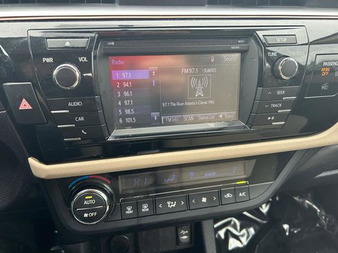 Used 2015 Toyota Corolla LE FWD image 19