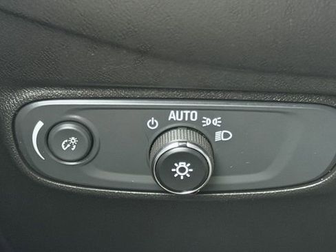 Used 2022 Chevrolet Equinox LT w/ Driver Convenience Package image 33