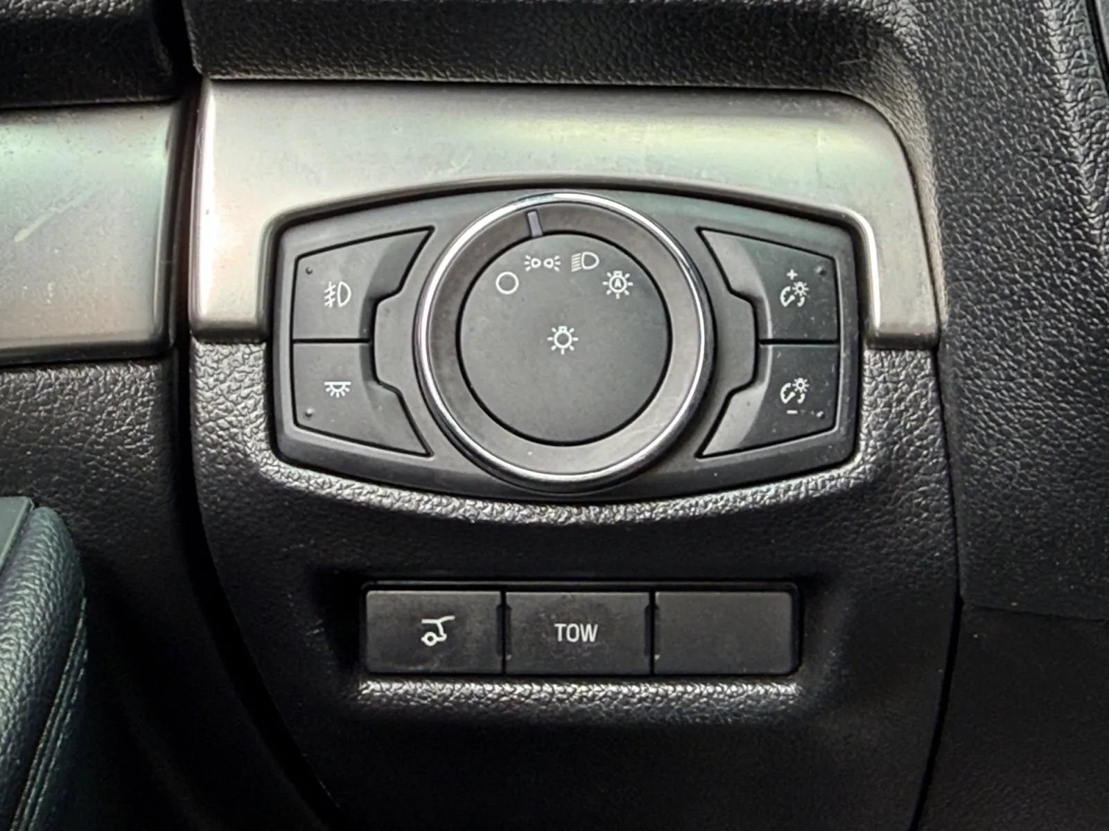 Used 2018 Ford Explorer XLT w/ Equipment Group 202A AWD/4WD image 39