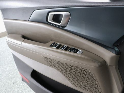 Used 2025 Kia Carnival FWD image 21