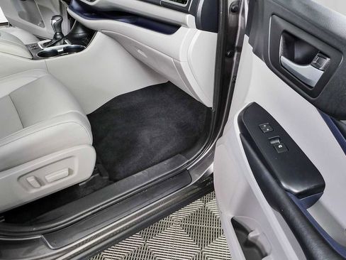 Used 2019 Toyota Highlander XLE FWD image 25