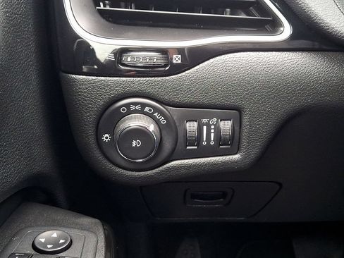 Used 2020 Jeep Cherokee Latitude Plus AWD/4WD image 22