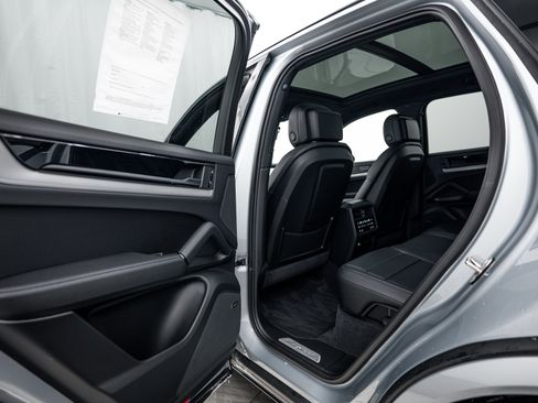 Certified 2026 Porsche Cayenne AWD/4WD image 22