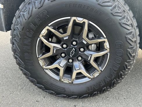 Used 2024 Chevrolet Colorado Trail Boss w/ Technology Package image 12