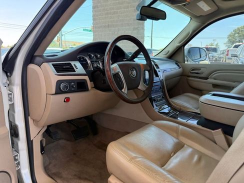Used 2014 Cadillac Escalade Luxury AWD/4WD image 40
