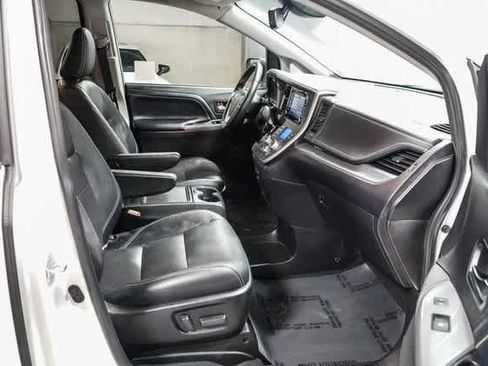 Certified 2020 Toyota Sienna SE image 17