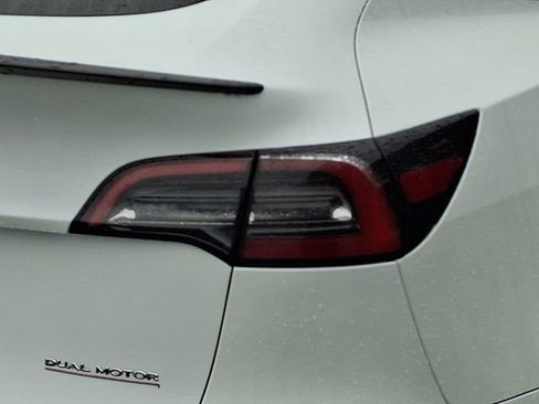 Used 2022 Tesla Model Y Performance image 12