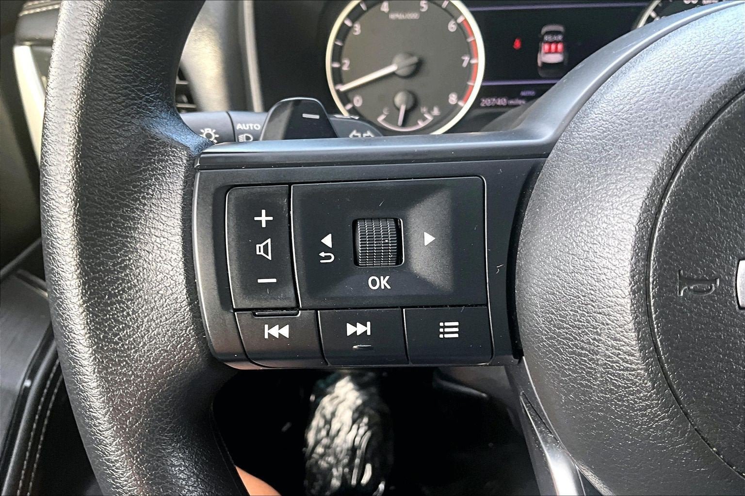 Used 2024 Nissan Rogue SV AWD/4WD image 17