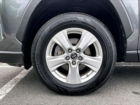Used 2021 Toyota RAV4 LE AWD/4WD image 9