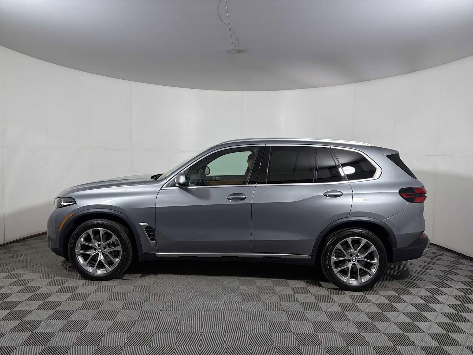 Used 2024 BMW X5 xDrive40i w/ Parking Assistance Package AWD/4WD image 4