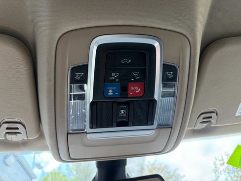 Used 2019 RAM 1500 Laramie AWD/4WD image 16