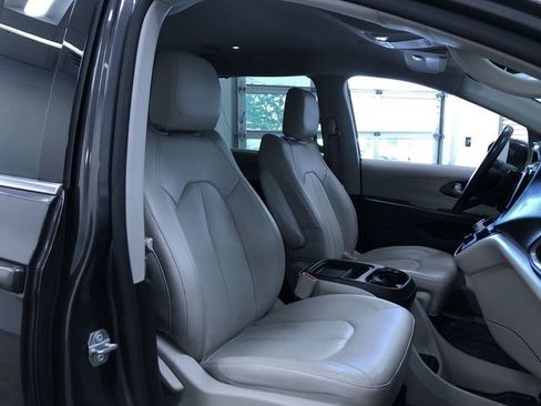 Used 2017 Chrysler Pacifica Touring-L FWD image 23