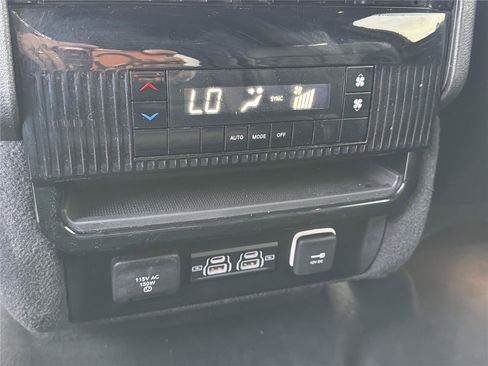 Used 2024 Jeep Wagoneer L Series II RWD image 23