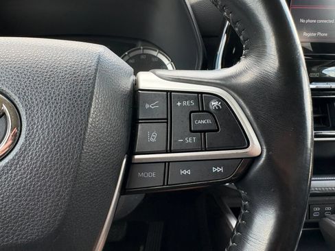 Used 2022 Toyota Highlander LE FWD image 16