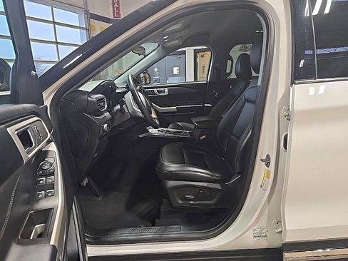 Used 2022 Ford Explorer XLT w/ Equipment Group 202A image 10