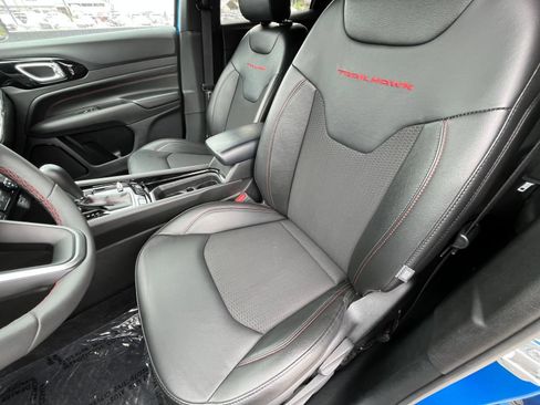 Used 2025 Jeep Compass Trailhawk AWD/4WD image 31