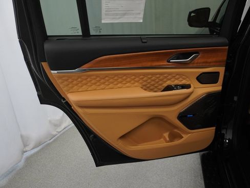 Used 2024 Jeep Grand Cherokee L Summit AWD/4WD image 39