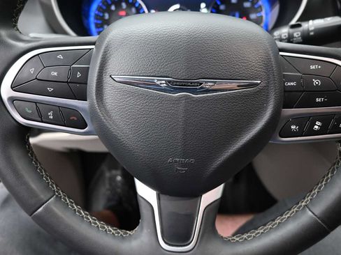 Used 2023 Chrysler Pacifica Touring-L FWD image 33