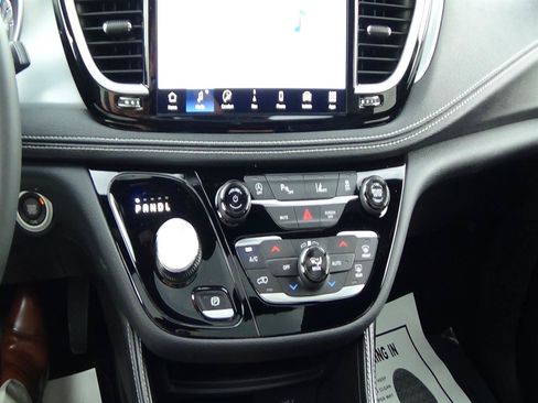 Used 2026 Chrysler Pacifica Limited FWD image 30