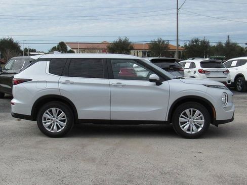 New 2026 Mitsubishi Outlander ES FWD image 2