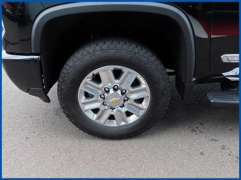 Used 2024 Chevrolet Silverado 2500 High Country w/ High Country Premium Package AWD/4WD image 4