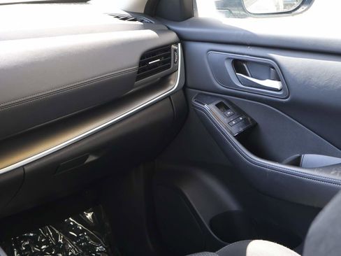 Used 2025 Nissan Rogue SV FWD image 17