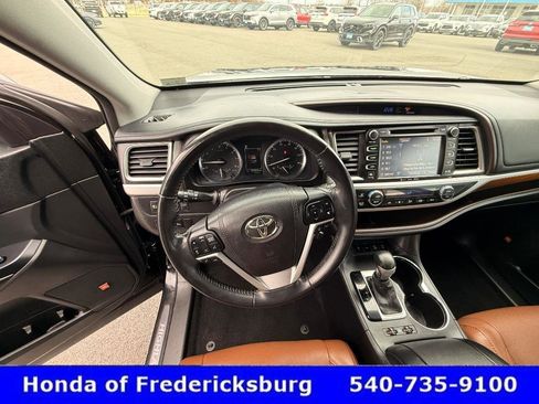 Used 2017 Toyota Highlander Limited image 22