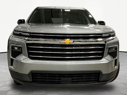 Used 2026 Chevrolet Traverse LT FWD image 2