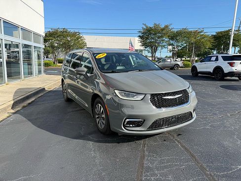 Used 2022 Chrysler Pacifica Touring-L w/ Uconnect Theater Family Group FWD image 5