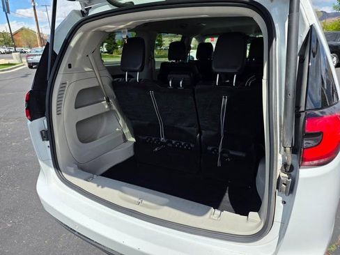 Used 2023 Chrysler Pacifica Touring-L FWD image 12