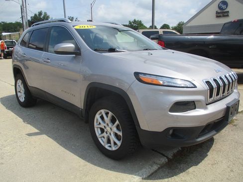 Used 2018 Jeep Cherokee Latitude Plus w/ Comfort/Convenience Group AWD/4WD image 9