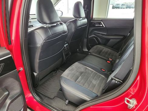 Used 2025 Mitsubishi Outlander SE image 15