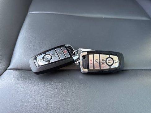 Used 2025 Ford Expedition Active AWD/4WD image 9