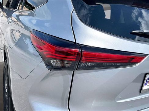Used 2023 Toyota Highlander XLE FWD image 22