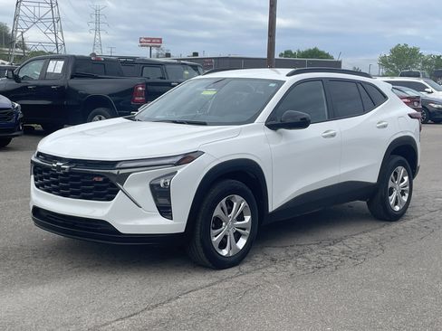 Used 2025 Chevrolet Trax RS image 2