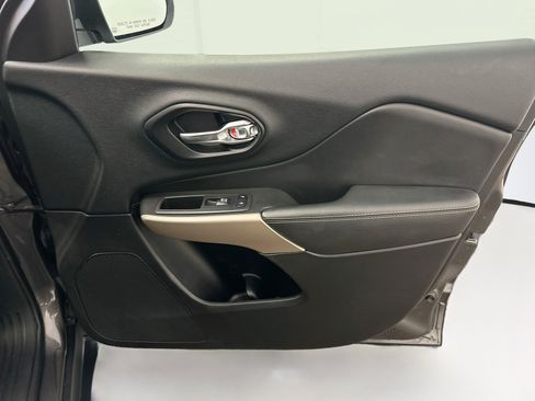 Used 2018 Jeep Cherokee Limited AWD/4WD image 33