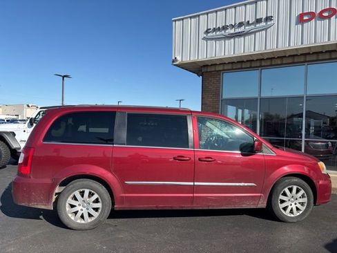 Used 2014 Chrysler Town & Country Touring image 6