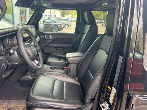 Used 2025 Jeep Gladiator Sport image 8