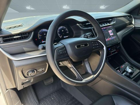 Certified 2025 Jeep Grand Cherokee L Limited w/ Luxury Tech Group II AWD/4WD image 4